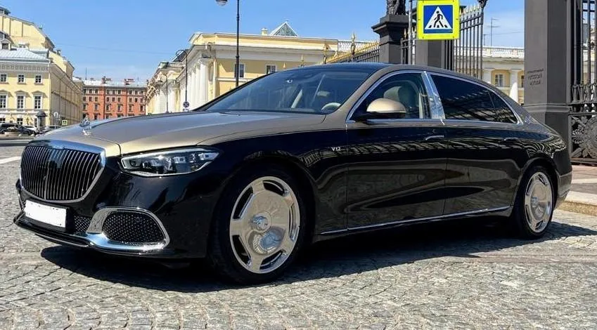 Mercedes-Maybach S223 Black & Gold